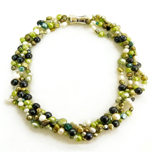 SAWA8002- 4 reihige div grün Farbe aus Süsswasserperlen ca 6-8 mm mit Magnetverschluss