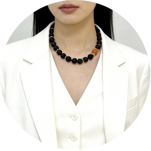 KLS7001- Collier aus Lava & Coralle mit goldigen Elementen Kugelform