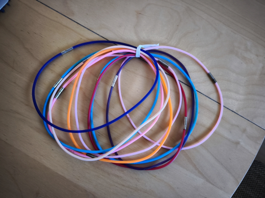 HR2345- 30 Kautschuck Halsreifen 45 cm bunt gemischt, Steckverschluss