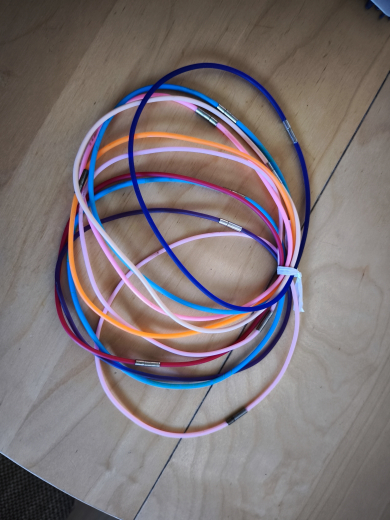 HR2345- 30 Kautschuck Halsreifen 45 cm bunt gemischt, Steckverschluss