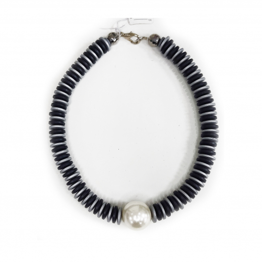 CLMA004- Kette aus Holzscheiben im schwarz, grau mit weißen Kugel