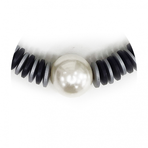 CLMA004- Kette aus Holzscheiben im schwarz, grau mit weißen Kugel