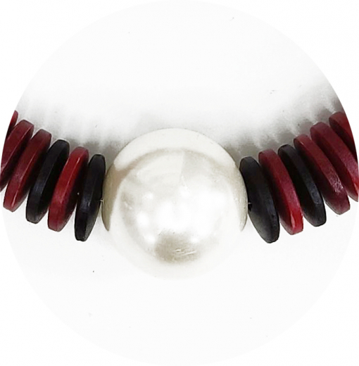 CLMA005- Kette aus Holzscheiben im schwarz, rot mit weißen Kugel