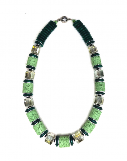 CAY1005- Kette aus Holzscheiben d grün, Kristall und Lava in Peridot