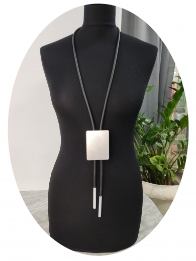 LAG1101- Kette aus hochwerigen Gummi mit elox. Alu in Silber rechteckig