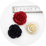 DK1001- 3 Stk Rosen in rot beige schwarz ca 4cm gelocht.