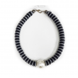 CLMA004- Kette aus Holzscheiben im schwarz, grau mit weißen Kugel