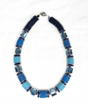 CAY1003- Kette aus Holzscheiben, Kristall und Lava im Blau Ton