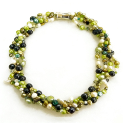 SAWA8002- 4 reihige div grün Farbe aus Süsswasserperlen ca 6-8 mm mit Magnetverschluss