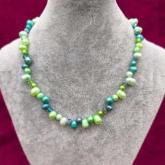 COL1002- Collier aus bunten Süßwasserperlen Grünverlauf