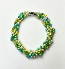 SAWA8006- 4 reihige heller Grün Töne aus Süsswasserperlen ca 6-8 mm mit Magnetverschluss