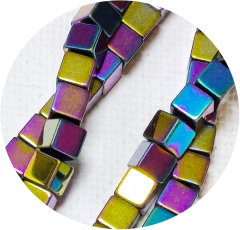 STH4F104-  Strang Hämatit Würfel 4x4 A Qualität Regenbogenbunt