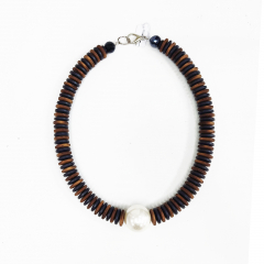 CLMA002- Kette aus Holzscheiben im Braun, Blau mit weißen Kugel