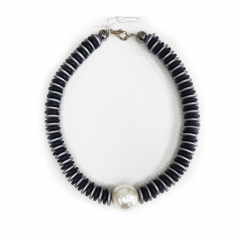 CLMA004- Kette aus Holzscheiben im schwarz, grau mit weißen Kugel