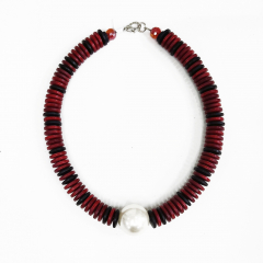 CLMA005- Kette aus Holzscheiben im schwarz, rot mit weißen Kugel