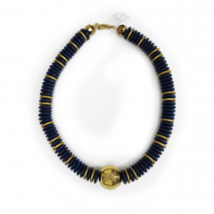 CLMA006- Kette aus Holzscheiben im blau, gold mit Gold Kugel