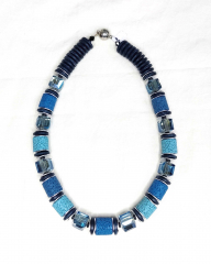 CAY1004- Kette aus Holzscheiben grau, Kristall und Lava im Schwarz