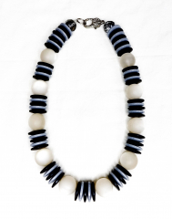 RIC1005- Kette aus Holzscheiben grau Schwarz, Kunstharz Kugel weiss 20mm